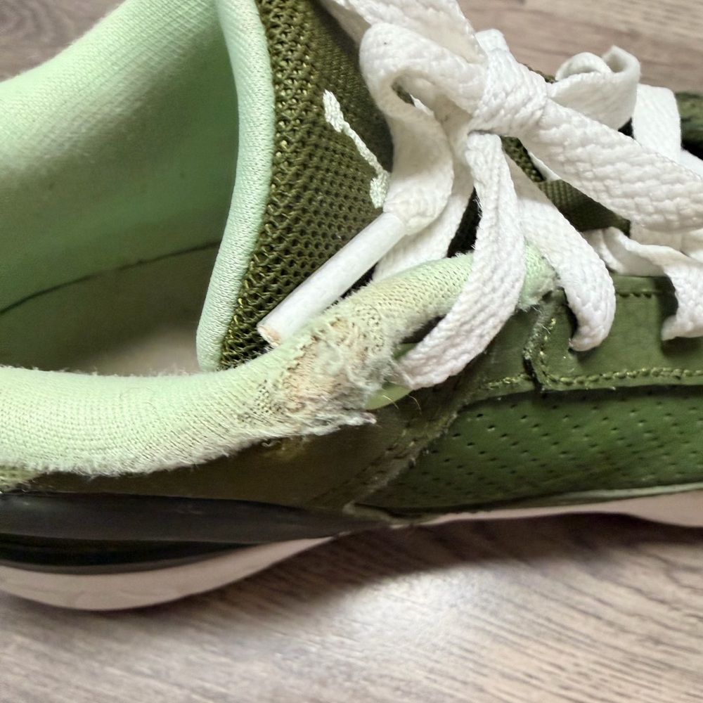 Jordan Day 1 EO Green Size Size 4Y
Nice Condition! Minor Flaw-see picture - Picture 10 of 10